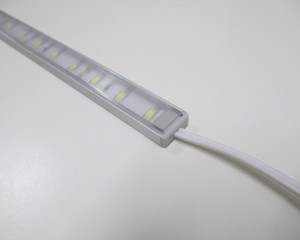 Nasunutý kryt profilu na LED pásku.