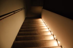 Osvětlení schodiště LED svítidly.
