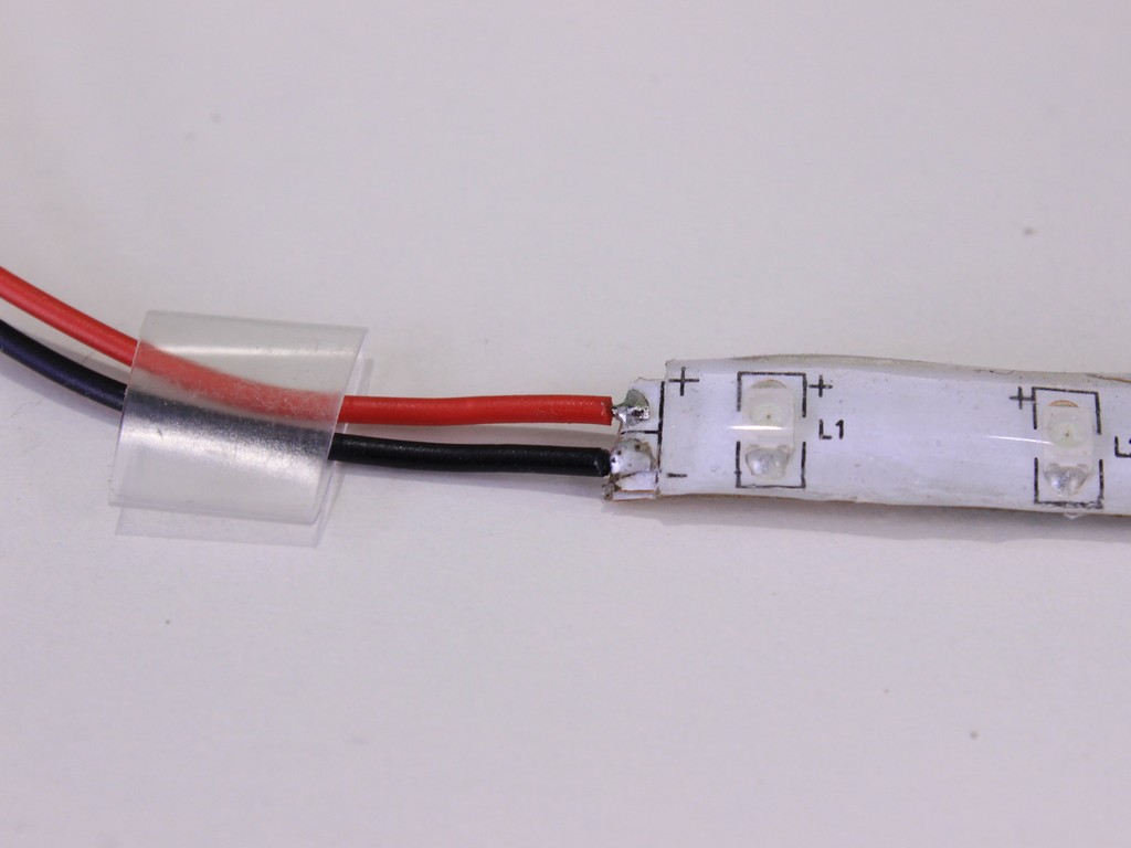 Smršťovací bužírka na LED pásku.