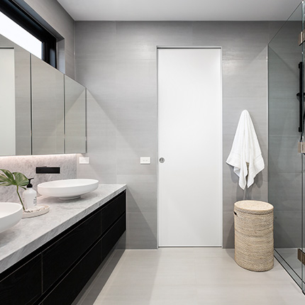 Jak vybrat koupelnové svítidlo: kompletní průvodce zónami, IP krytím a barvou světla