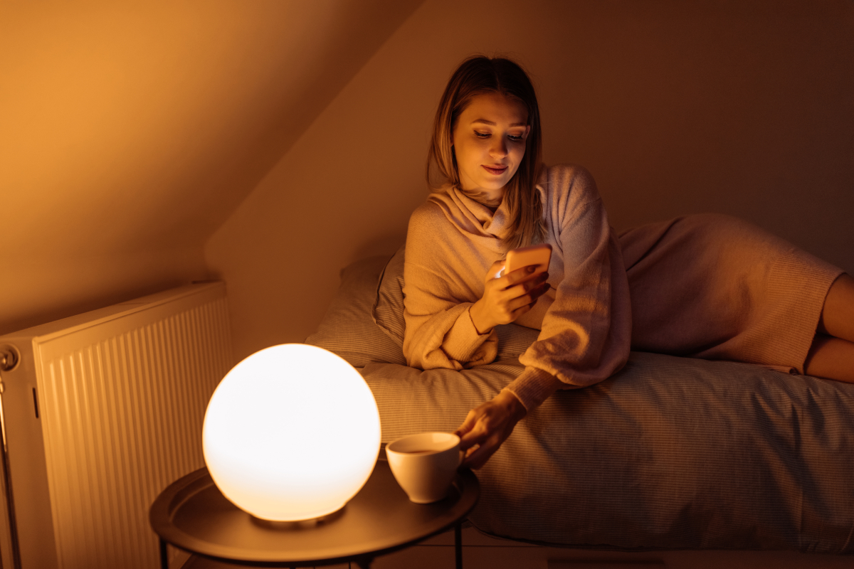 Smart LED lampa, která se může ovládat skrze mobilní aplikaci
