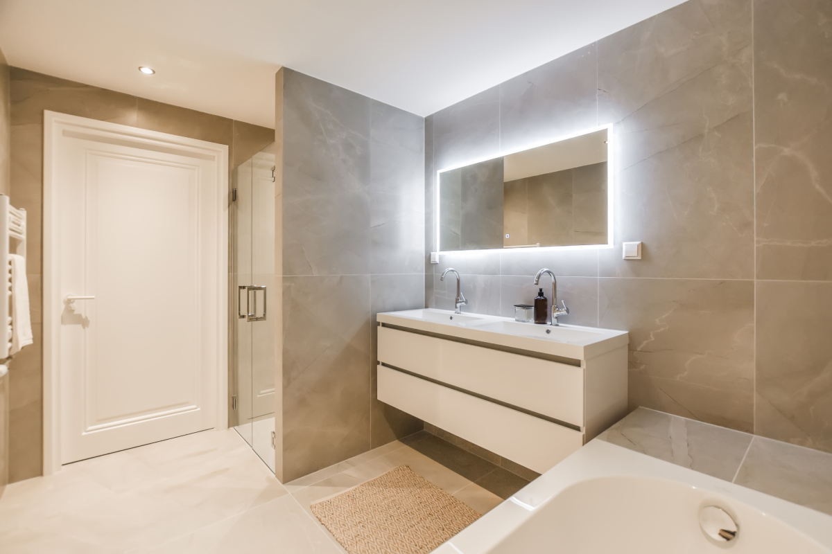 Moderní koupelna osvětlená LED svítidly s vysokým IP krytím