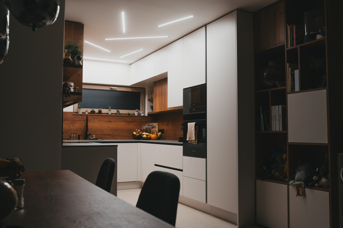 Moderní kuchyně osvětlená LED pásky 