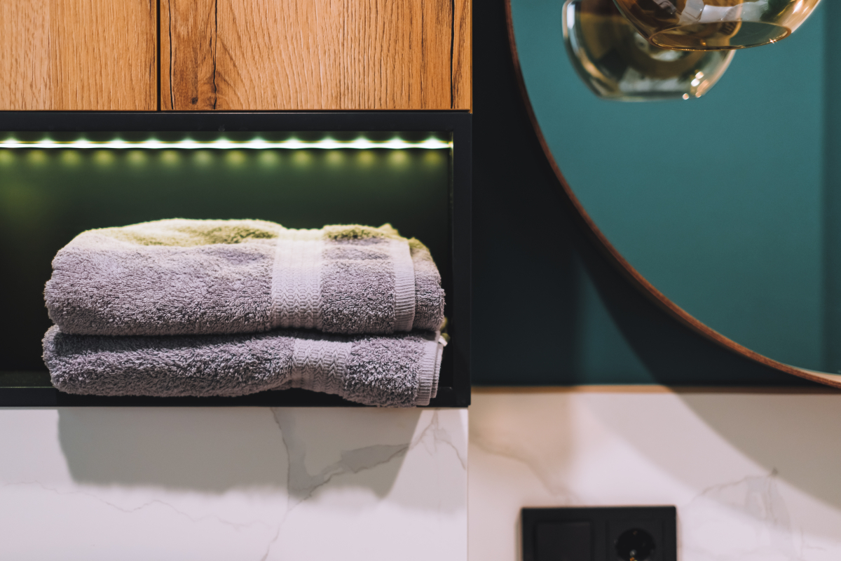 Moderní koupelna osvětlená LED páskem