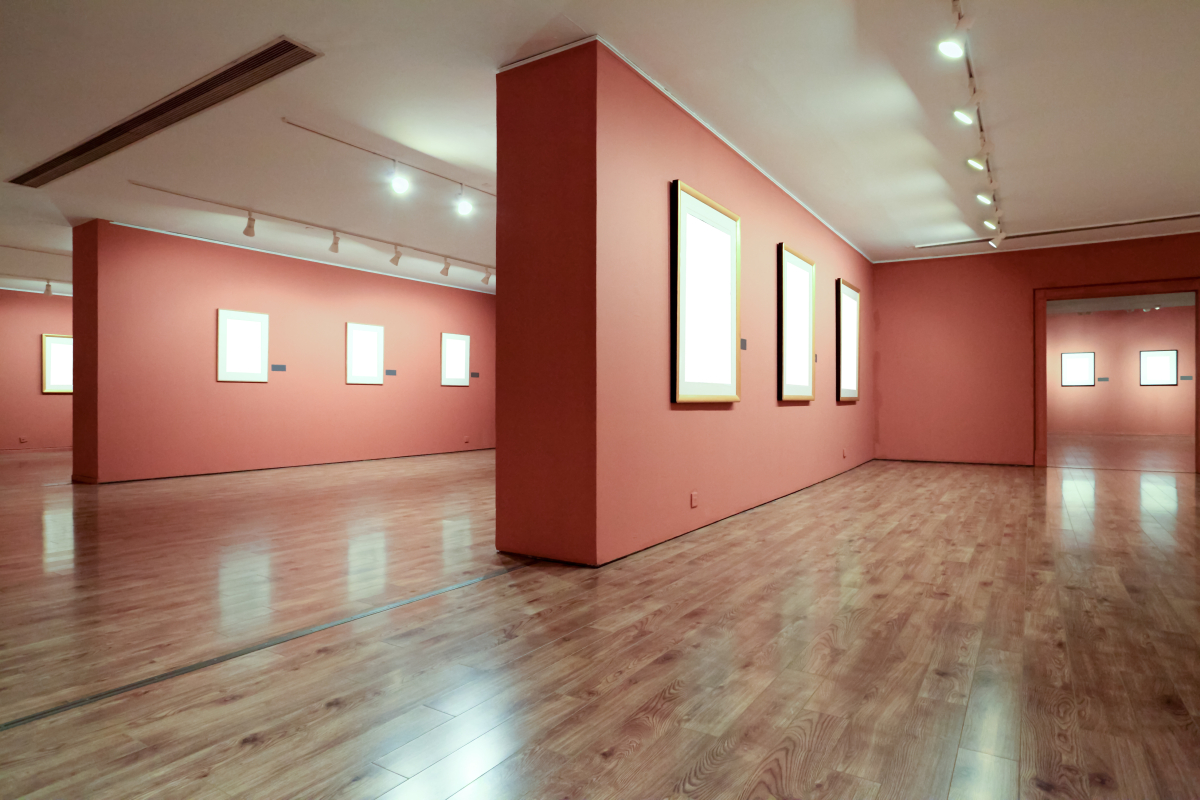 Galerie osvětlená pomocí lištových LED svítidel