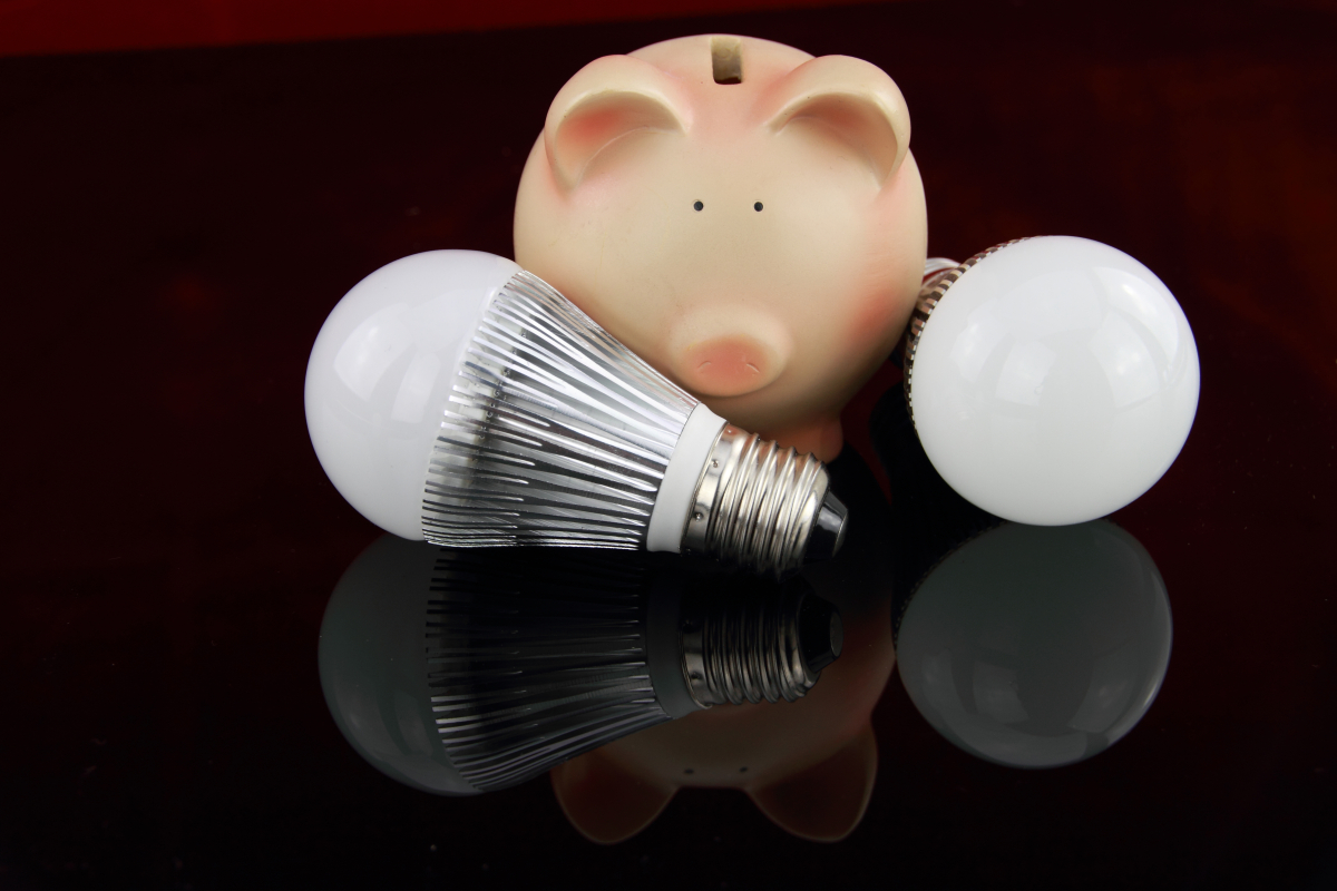 Úsporná LED žárovka s kasičkou