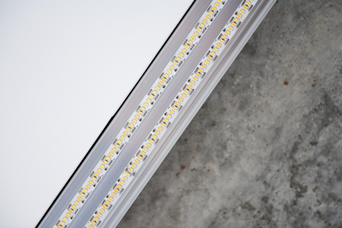 detail LED pásku v ALU profilu