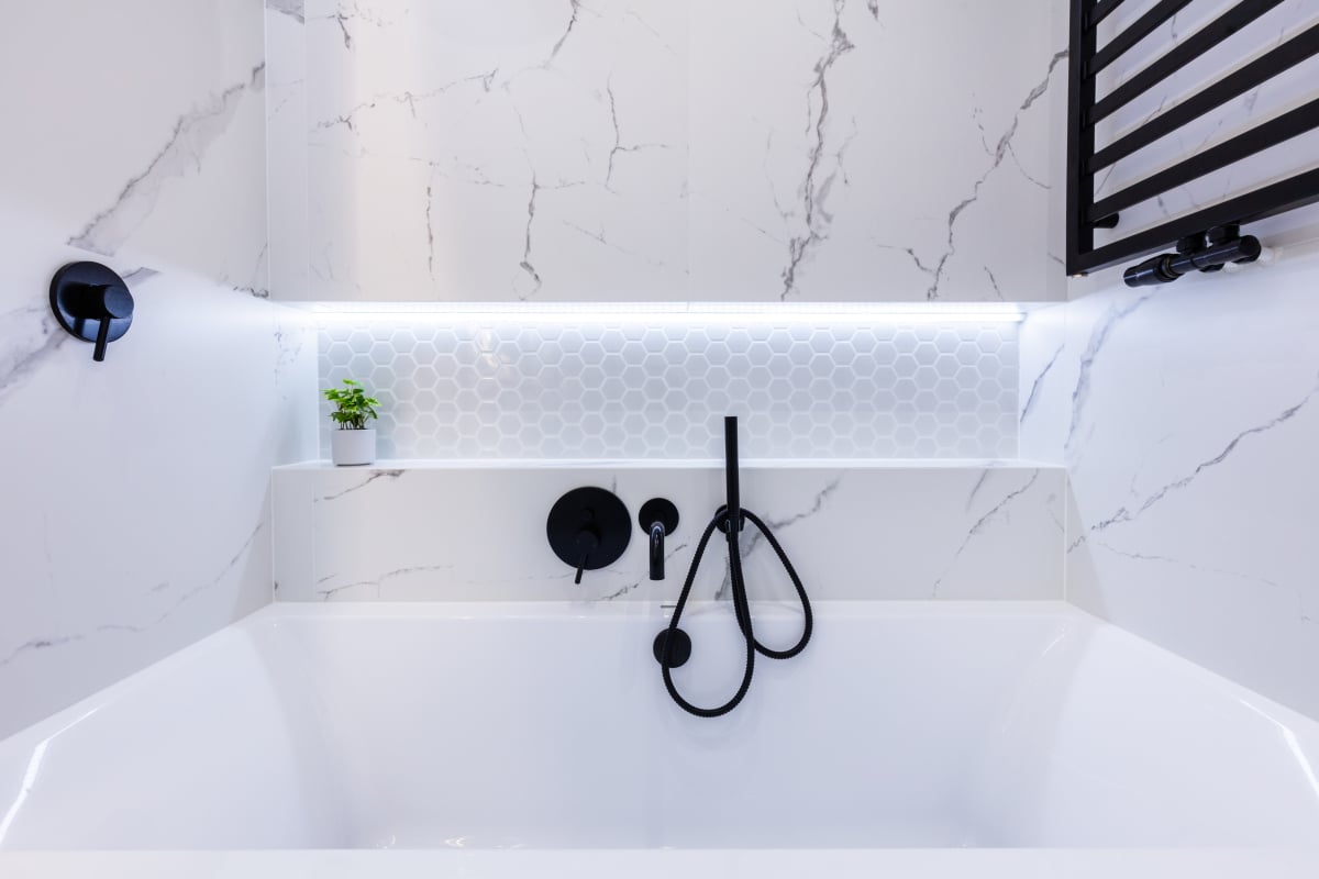 Moderní osvětlení niky nad vanou pomocí LED pásku s vysokým IP krytím v zóně 1