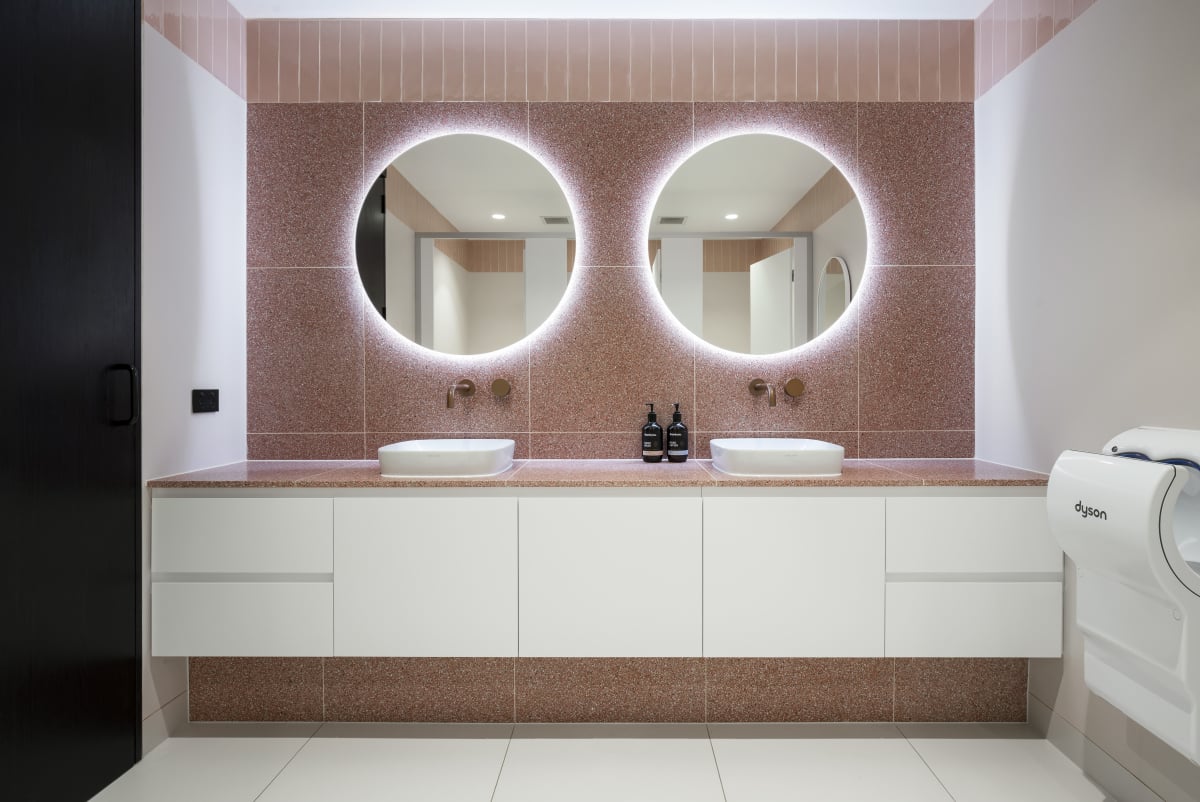 Designová koupelna osvětlená LED pásky a svítidly z T-LED