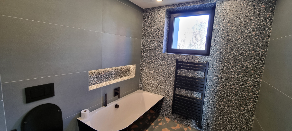 Osvětlení niky v koupelně LED páskem