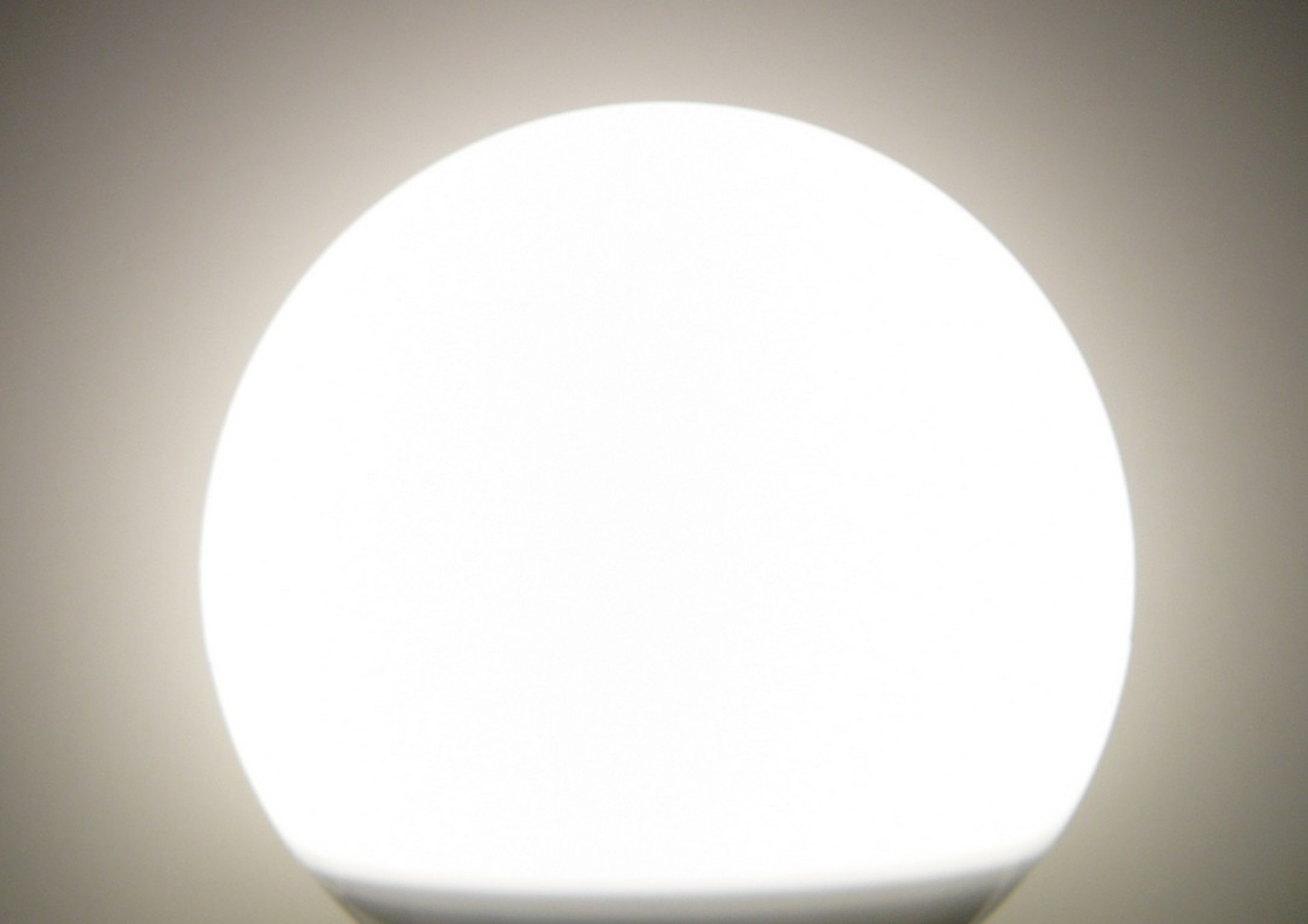 LED žárovka E27 - denní bílá.