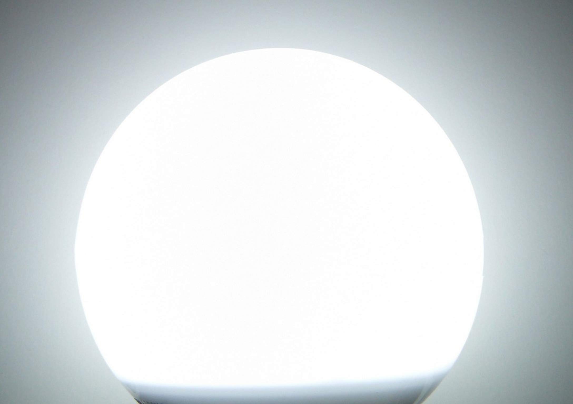 LED žárovka E27 - studená bílá.